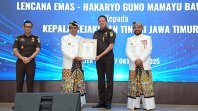 Wali Kota Batu Anugerahkan Lencana Emas untuk Kajati Jatim, Simbol Sinergi dan Transparansi Tata Kelola Pemerintahan