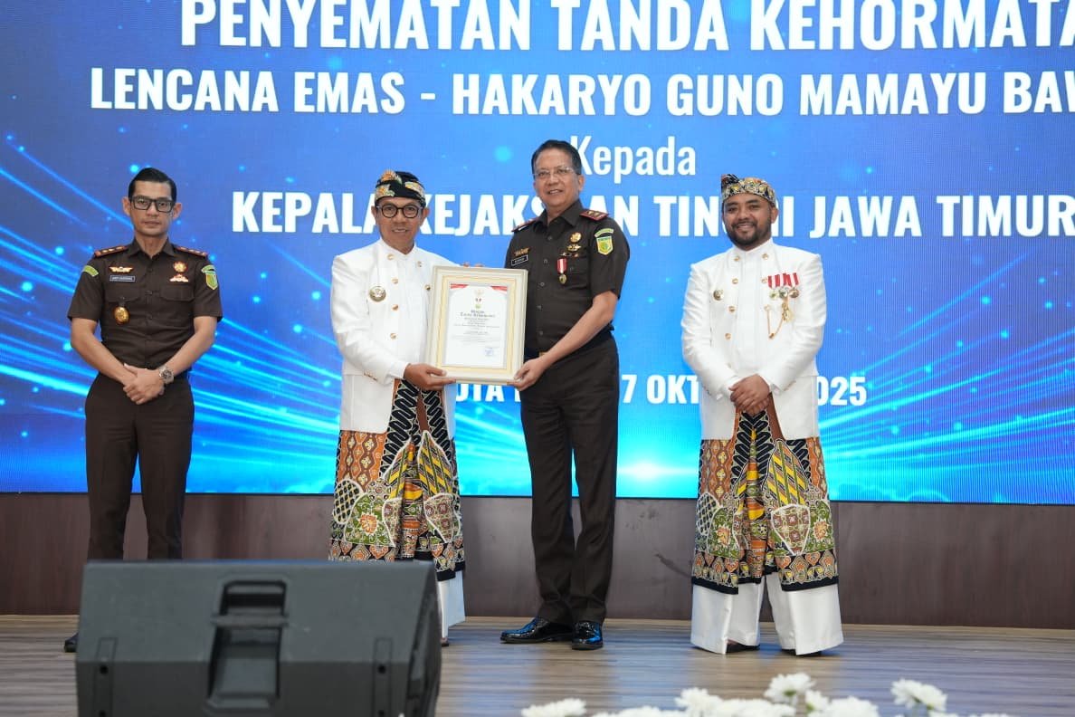 Wali Kota Batu Anugerahkan Lencana Emas untuk Kajati Jatim, Simbol Sinergi dan Transparansi Tata Kelola Pemerintahan