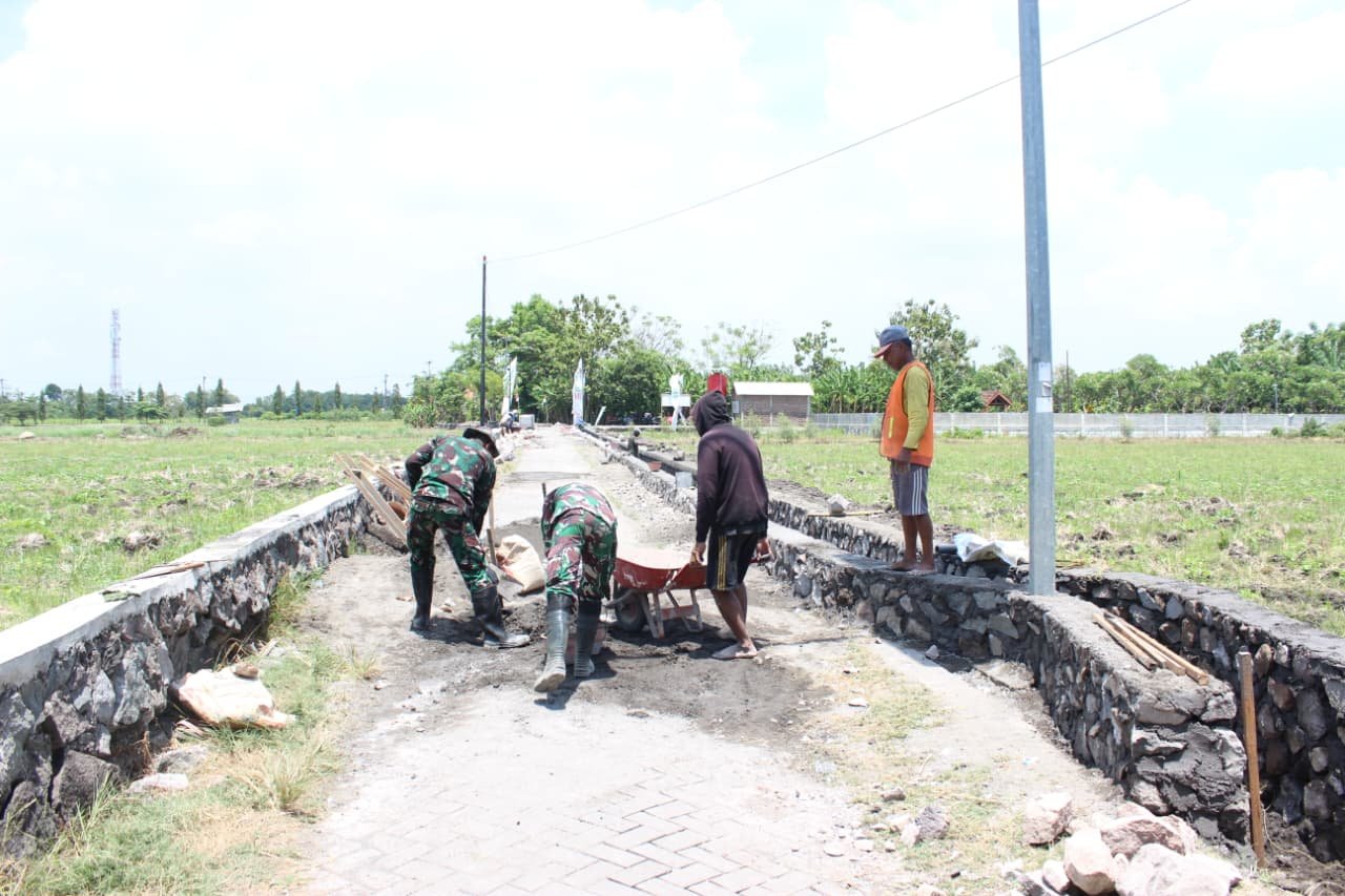 TMMD ke-126 Kodim 0816/Sidoarjo Percepat Pembangunan Plengsengan di Dusun Kadelesan