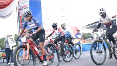 Cabor Sepeda Sumbang 16 Medali untuk Muba di Porprov XV Sumsel Pada Pekan Olahraga Provinsi (Porprov) Sumatera Selatan (SumSel), Jadi Berita .Com.- ke-15, Cabang Olahraga atau Cabor Sepeda menyumbang 16 medali untuk Kabupaten MUBA. "Atlet ISSI berhasil menyumbangkan 2 medali emas, 8 medali perak dan 6 medali perunggu. Jadi total medali yang di dapatkan ISSI sebanyak 16 medali," kata Ketua ISSI Kabupaten MUBA, Djonny Prestasi ini cukup memuaskan semoga Porprov selanjutnya kami bisa meningkatkan prestasi atlet ISSI dan dapat menyumbangkan mendali lebih banyak lagi untuk MUBA. Pembinaan Atlet ini murni Putra/i Daerah & setiap minggunya melakukan latihan, atlet ISSI ini dilatih oleh coach Armedy. Kata Djonn Kepala Dinas Pemuda, Olahraga, dan Pariwisata (Dispopar) Muba Dr. M. Fariz, SSTP, MM turut hadir menyaksikan langsung kemenangan tersebut, memberikan semangat dan apresiasi kepada para atlet serta tim pelatih. Hingga Rabu (29/10), tim biliar Muba telah mengoleksi total 6 medali, terdiri dari: 1 Emas (Double 9 Ball Putra U-22) 1 Perak 4 Perunggu Prestasi ini menunjukkan konsistensi dan daya saing atlet biliar Muba di tingkat provinsi, sekaligus menjadi motivasi untuk terus mengembangkan talenta muda di cabang olahraga ini. (Sihabbudin.Nst)