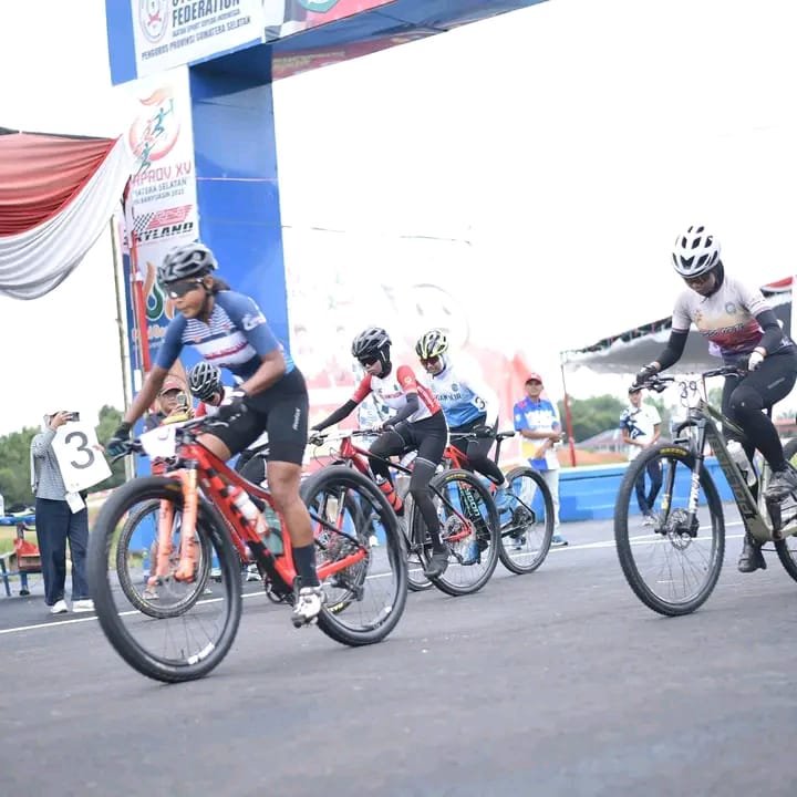 Cabor Sepeda Sumbang 16 Medali untuk Muba di Porprov XV Sumsel Pada Pekan Olahraga Provinsi (Porprov) Sumatera Selatan (SumSel), Jadi Berita .Com.- ke-15, Cabang Olahraga atau Cabor Sepeda menyumbang 16 medali untuk Kabupaten MUBA. "Atlet ISSI berhasil menyumbangkan 2 medali emas, 8 medali perak dan 6 medali perunggu. Jadi total medali yang di dapatkan ISSI sebanyak 16 medali," kata Ketua ISSI Kabupaten MUBA, Djonny Prestasi ini cukup memuaskan semoga Porprov selanjutnya kami bisa meningkatkan prestasi atlet ISSI dan dapat menyumbangkan mendali lebih banyak lagi untuk MUBA. Pembinaan Atlet ini murni Putra/i Daerah & setiap minggunya melakukan latihan, atlet ISSI ini dilatih oleh coach Armedy. Kata Djonn Kepala Dinas Pemuda, Olahraga, dan Pariwisata (Dispopar) Muba Dr. M. Fariz, SSTP, MM turut hadir menyaksikan langsung kemenangan tersebut, memberikan semangat dan apresiasi kepada para atlet serta tim pelatih. Hingga Rabu (29/10), tim biliar Muba telah mengoleksi total 6 medali, terdiri dari: 1 Emas (Double 9 Ball Putra U-22) 1 Perak 4 Perunggu Prestasi ini menunjukkan konsistensi dan daya saing atlet biliar Muba di tingkat provinsi, sekaligus menjadi motivasi untuk terus mengembangkan talenta muda di cabang olahraga ini. (Sihabbudin.Nst)