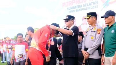 Bupati HM Toha Tohet, SH Serahkan Langsung Medali Sepak Bola PORPROV XV Sumsel