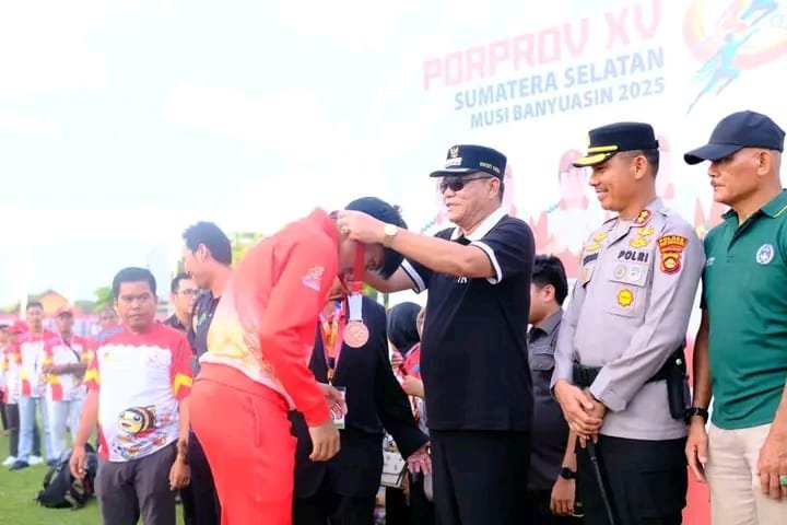 Bupati HM Toha Tohet, SH Serahkan Langsung Medali Sepak Bola PORPROV XV Sumsel