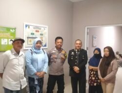 Bhabinkamtibmas Aiptu Hasanudin dan Pembina Komunitas Disabilitas Purwakarta Jenguk Anak Disabilitas Korban Pengeroyokan di Karawang