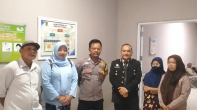 Bhabinkamtibmas Aiptu Hasanudin dan Pembina Komunitas Disabilitas Purwakarta Jenguk Anak Disabilitas Korban Pengeroyokan di Karawang