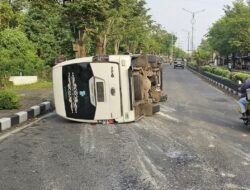 Kecelakaan Tunggal di Bangkalan Minibus Terguling Satu Orang Luka Ringan