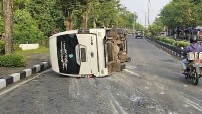 Kecelakaan Tunggal di Bangkalan Minibus Terguling Satu Orang Luka Ringan