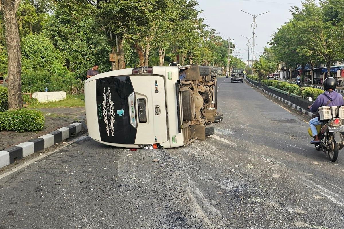 Kecelakaan Tunggal di Bangkalan Minibus Terguling Satu Orang Luka Ringan