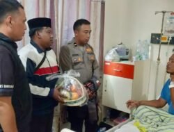 Wujud Sinergitas Polri Bersama Awak Media, Kasihumas Polres Bangkalan Jenguk Wartawan Sakit