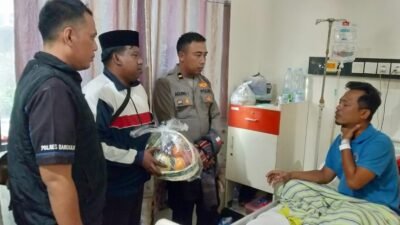Wujud Sinergitas Polri Bersama Awak Media, Kasihumas Polres Bangkalan Jenguk Wartawan Sakit