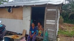 Satu Keluarga Besar Tinggal di Desa Sungai Menang Mengharapkan Belas Kasihan Dari Warga