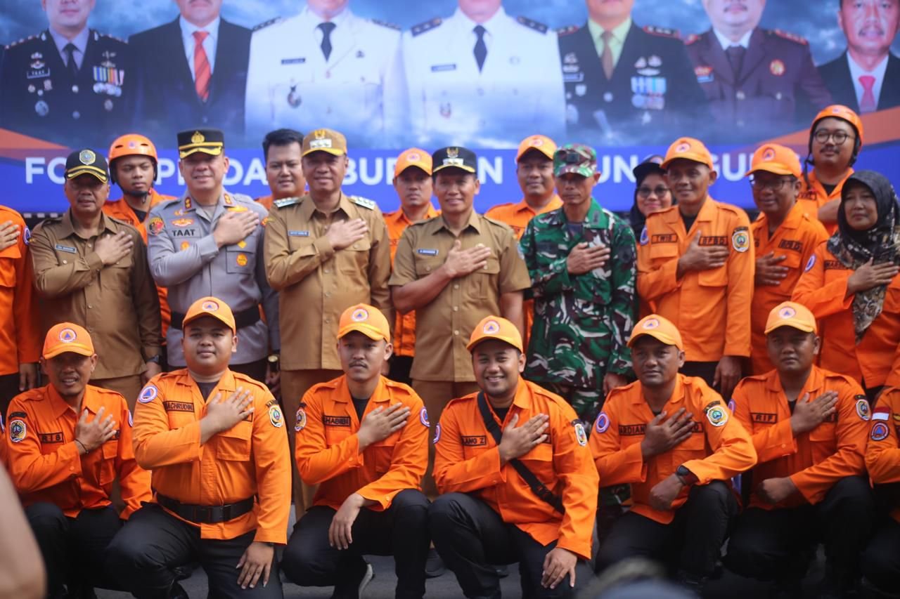 Personil BPBD Kabupaten Tulungagung berfoto bersama forpimda selepas mengikuti apel kesiapsiagaan menghadapi bencana