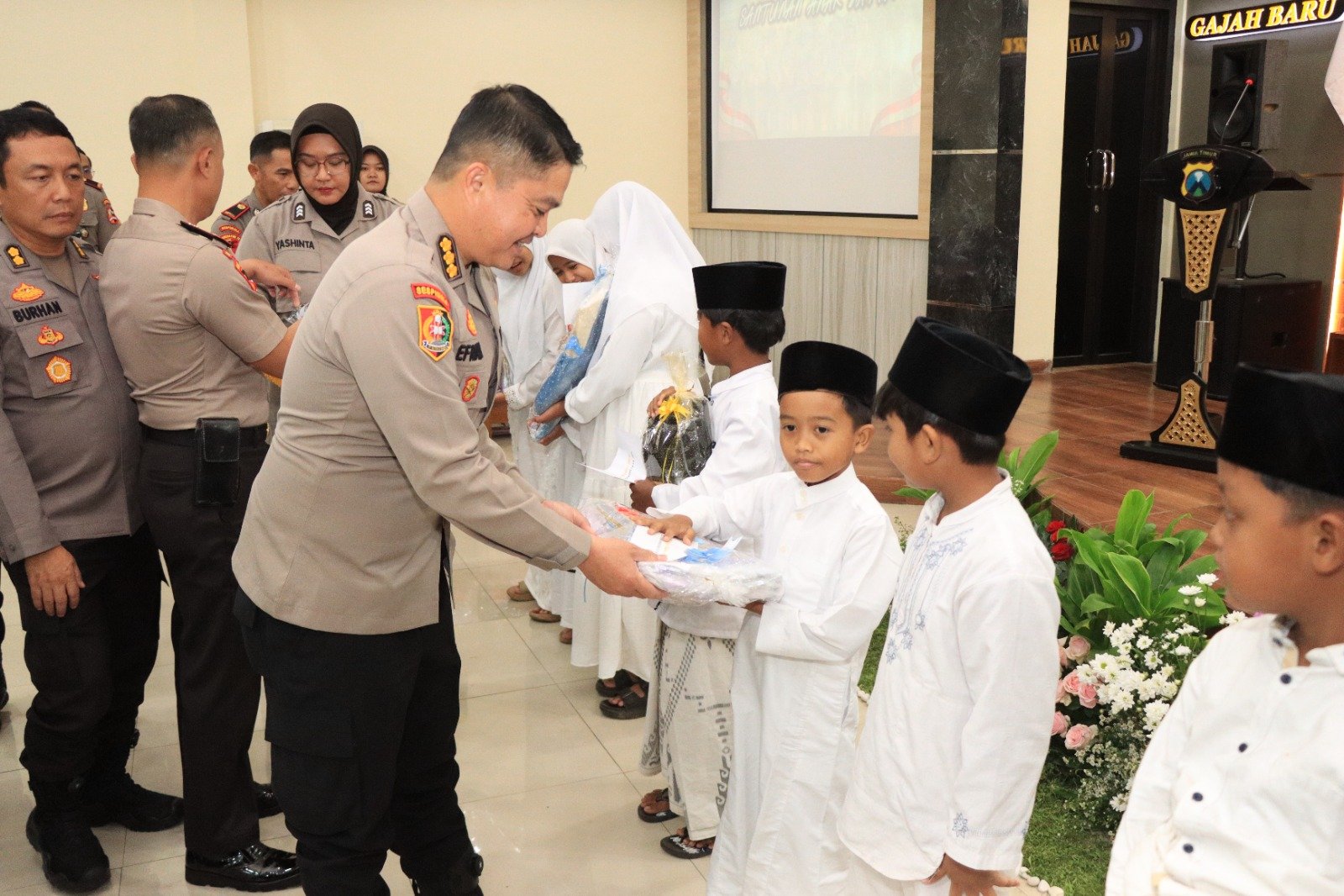 Serdik Sespimma Polri Angkatan 74 Gelar Bakti Sosial dan Santunan Anak Yatim di Polres Malang