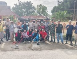 Semangat Kebersamaan Warnai Jumat Bersih Polsek dan Koramil di Pantai Cermin