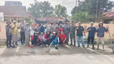 Semangat Kebersamaan Warnai Jumat Bersih Polsek dan Koramil di Pantai Cermin