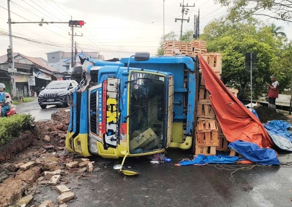 Ini Penjelasan Kasi Humas Polres Bangkalan Terkait Truk Pengangkut Kayu Terguling di Bangkalan