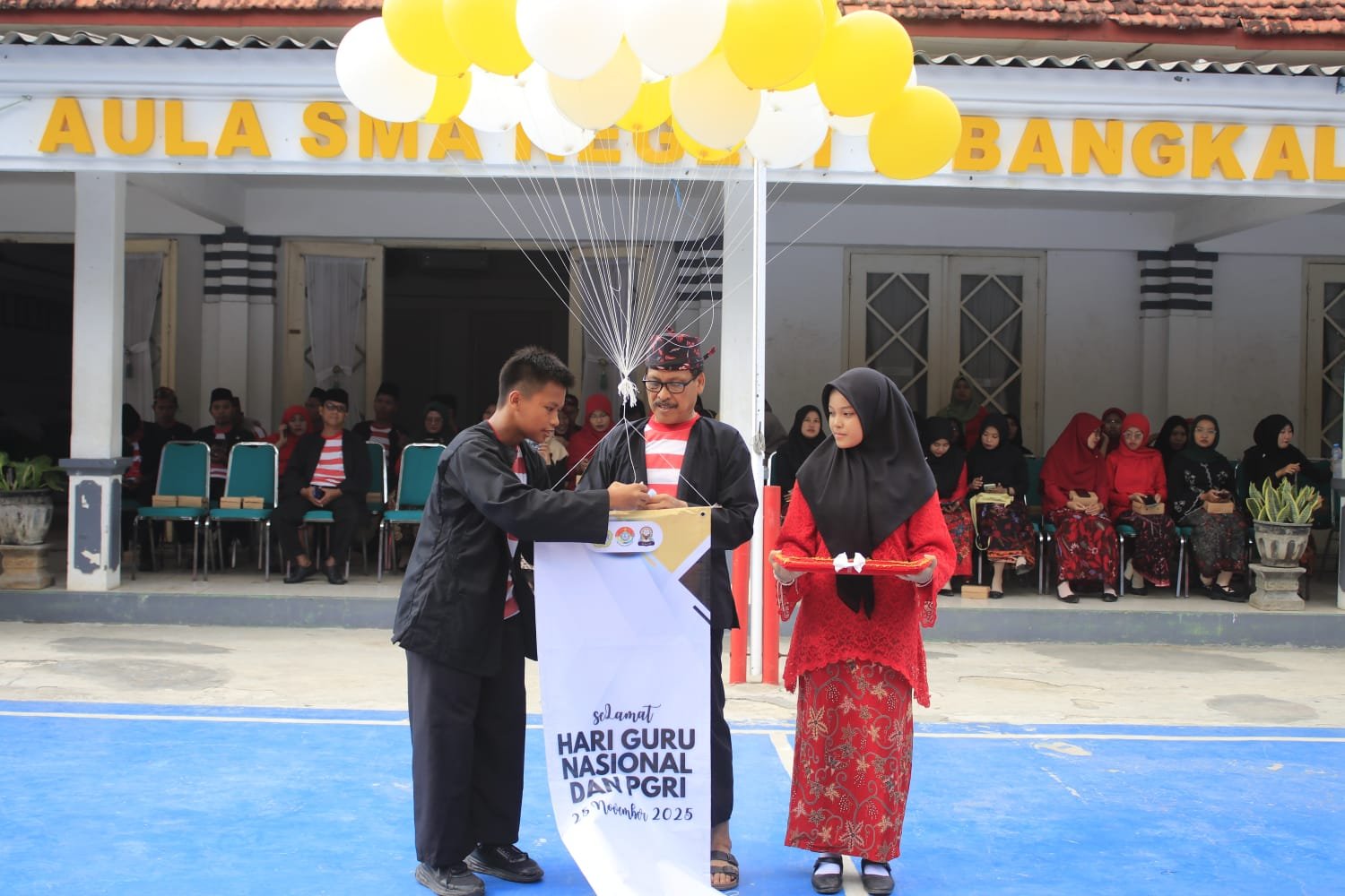 Siswa SMAN 1 Bangkalan Tampilkan Kreativitas di Hari Guru Nasional