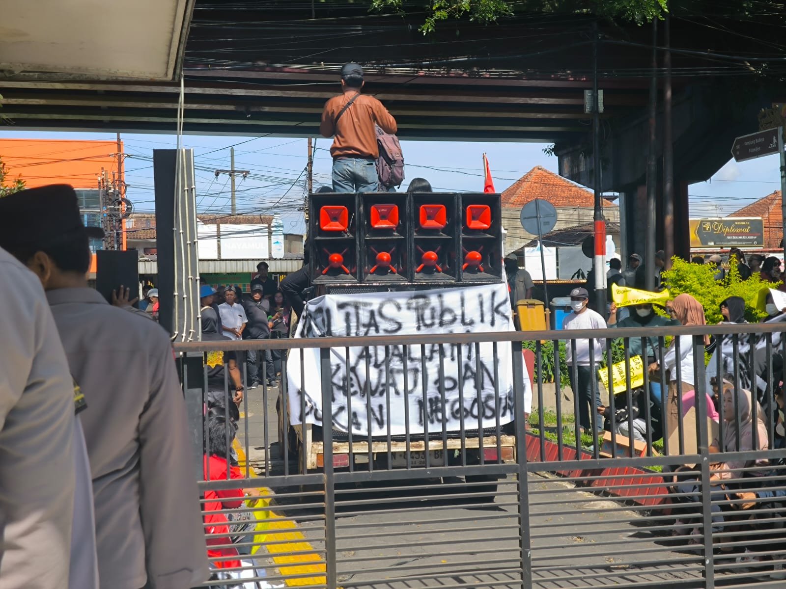 Aliansi Pro Publik Gelar Demo di Depan PN Malang, Desak Pembongkaran Tembok Pembatas Griyashanta