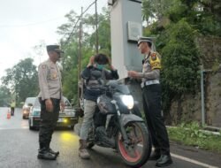 Satlantas Polres Malang Bagikan Masker kepada Pengendara Terdampak Debu Semeru di Perbatasan Malang-Lumajang.