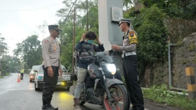 Satlantas Polres Malang Bagikan Masker kepada Pengendara Terdampak Debu Semeru di Perbatasan Malang-Lumajang