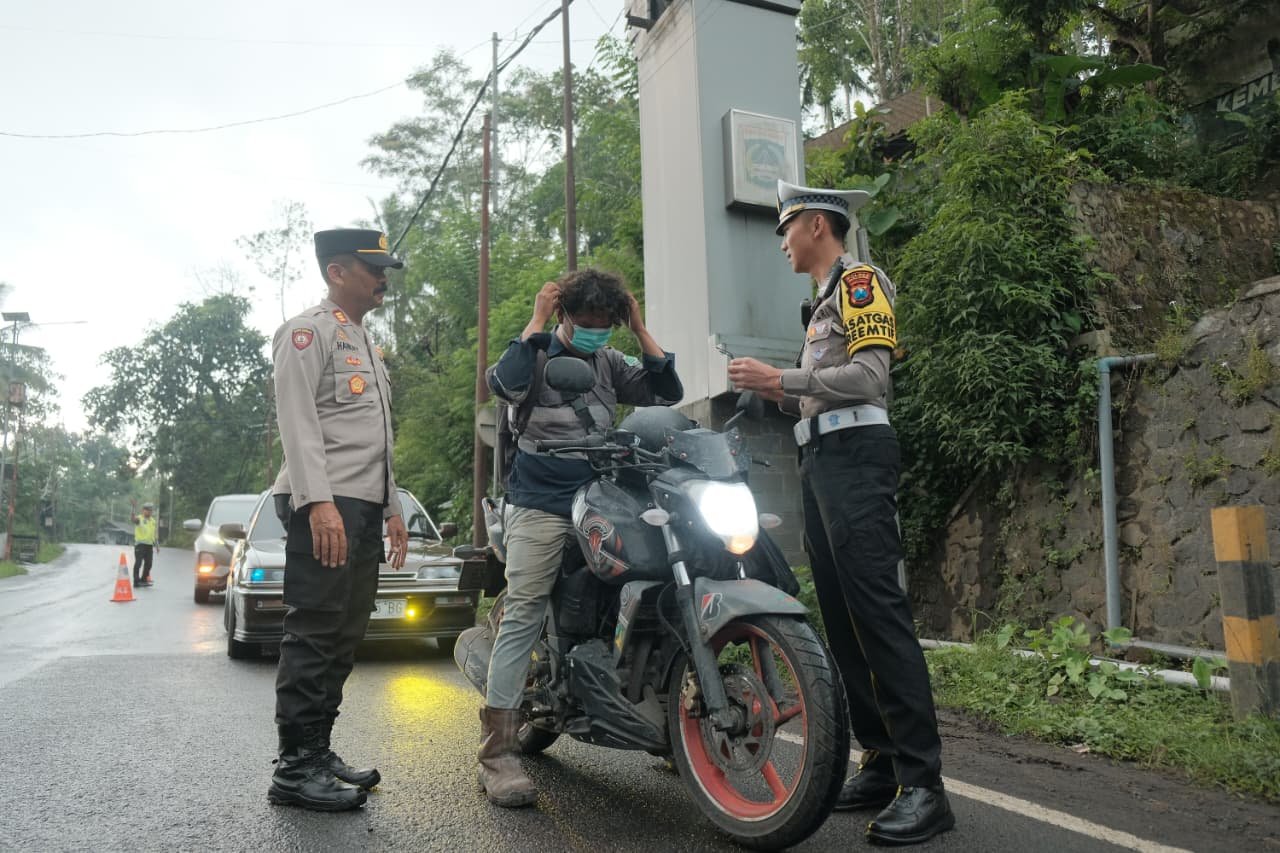 Satlantas Polres Malang Bagikan Masker kepada Pengendara Terdampak Debu Semeru di Perbatasan Malang-Lumajang