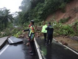 Polres Pasaman Barat Tanggap Darurat Longsor, Amankan Jalur Provinsi di Rimbo Kejahatan
