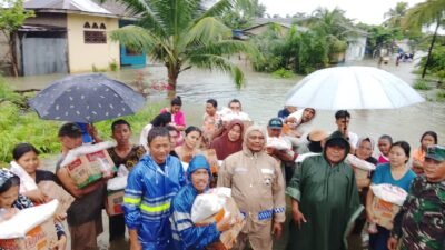 Harapan di Tengah Banjir, Polsek Pantai Cermin, Koramil, dan Pemerintah Hadir Ringankan Warga Terdampak
