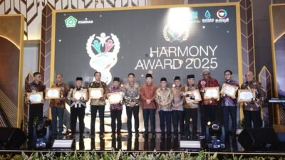 Bupati Malang (tiga dari kiri) saat menerima penghargaan (ist)