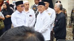 Menko Pangan Zulkifli Hasan Bersilaturahmi ke Ponpes Al Khoziny, Santri Sambut Meriah