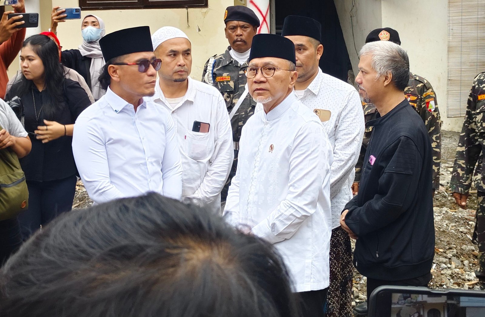 Menko Pangan Zulkifli Hasan Bersilaturahmi ke Ponpes Al Khoziny, Santri Sambut Meriah