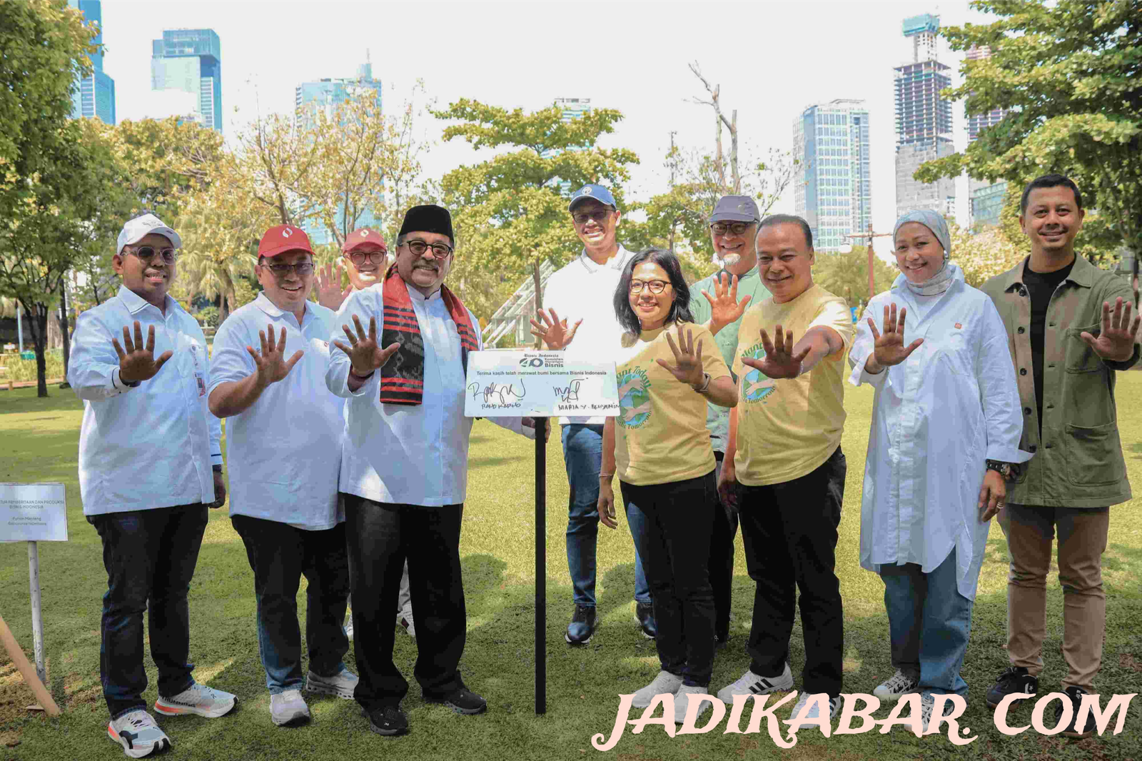 Wagub Rano Karno Tanam 40 Pohon Menteng, Ajak Kolaborasi “Rawat Masa Depan”