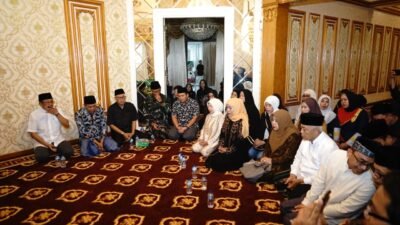 Turut Sampaikan Duka Mendalam, Abah Sanusi dan Bu Nyai Lathifah Takziah ke Rumah Dinas Wali Kota Malang