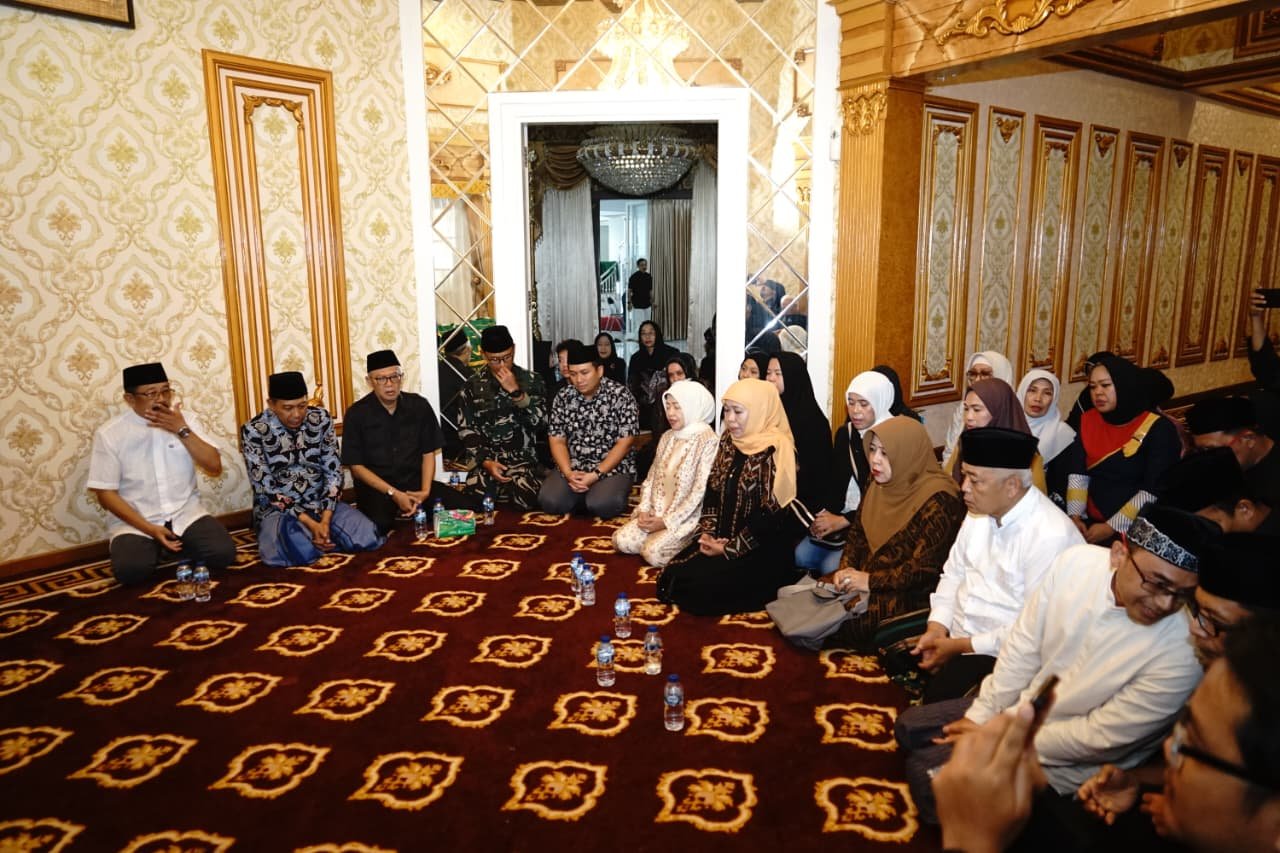 Turut Sampaikan Duka Mendalam, Abah Sanusi dan Bu Nyai Lathifah Takziah ke Rumah Dinas Wali Kota Malang