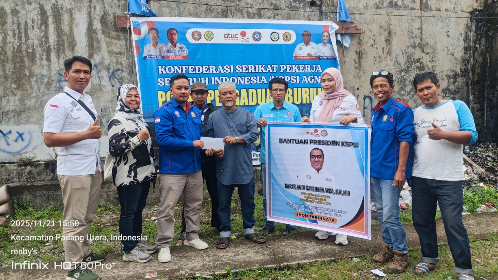 Wujud Solidaritas Buruh, Presiden KSPSI Andi Gani Nena Wea Salurkan Bantuan untuk Korban Kebakaran di Padang