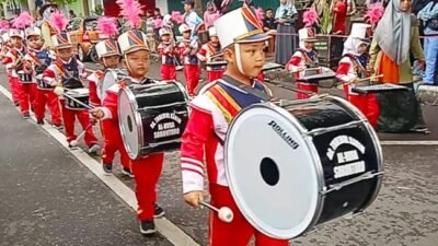 Parade Drumb Band Semarakkan Hari Jadi Tulungagung ke-820, Kostum Paspampres RA Al-Huda Jadi Sorotan