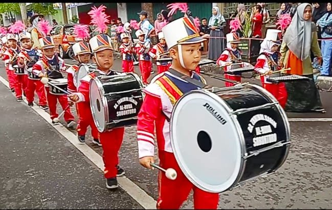 Parade Drumb Band Semarakkan Hari Jadi Tulungagung ke-820, Kostum Paspampres RA Al-Huda Jadi Sorotan