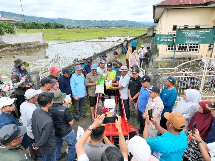 Konsisten Majukan Pertanian, Bupati Monadi Tanam Padi Bersama Warga dan Serahkan Alsintan di Kemantan Raya