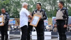 Kapolresta Sidoarjo menerima penghargaan dari Kapolri