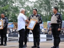 Kapolresta Sidoarjo menerima penghargaan dari Kapolri