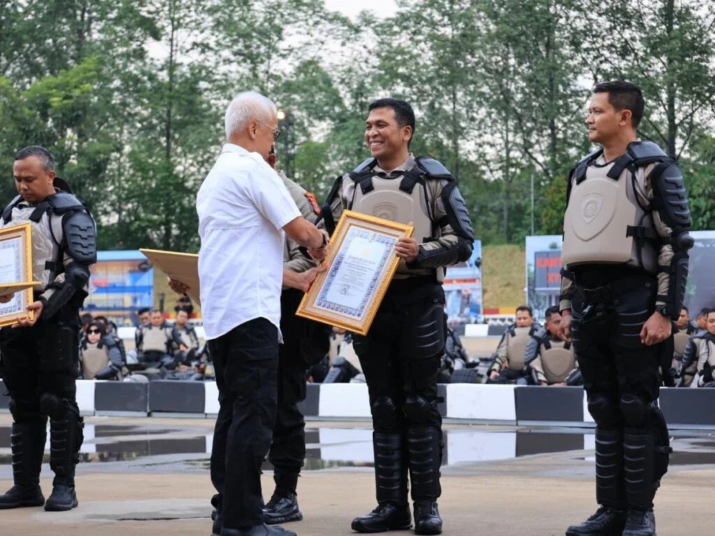 Kapolresta Sidoarjo menerima penghargaan dari Kapolri