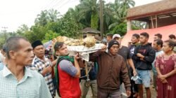 Momen Dramati Jenazah Warga Pasaman Barat Ditandu Menerjang Banjir Akibat Akses Lumpuh Total