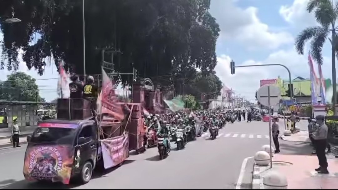 Ratusan Ojol Gelar Aksi di Kota Blitar, Pengamanan Diperketat dan Arus Lalu Lintas Dialihkan