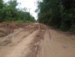 Akses Jalan Desa Talang Daya OKI, Berlumpur Saat Hujan Deras Turun