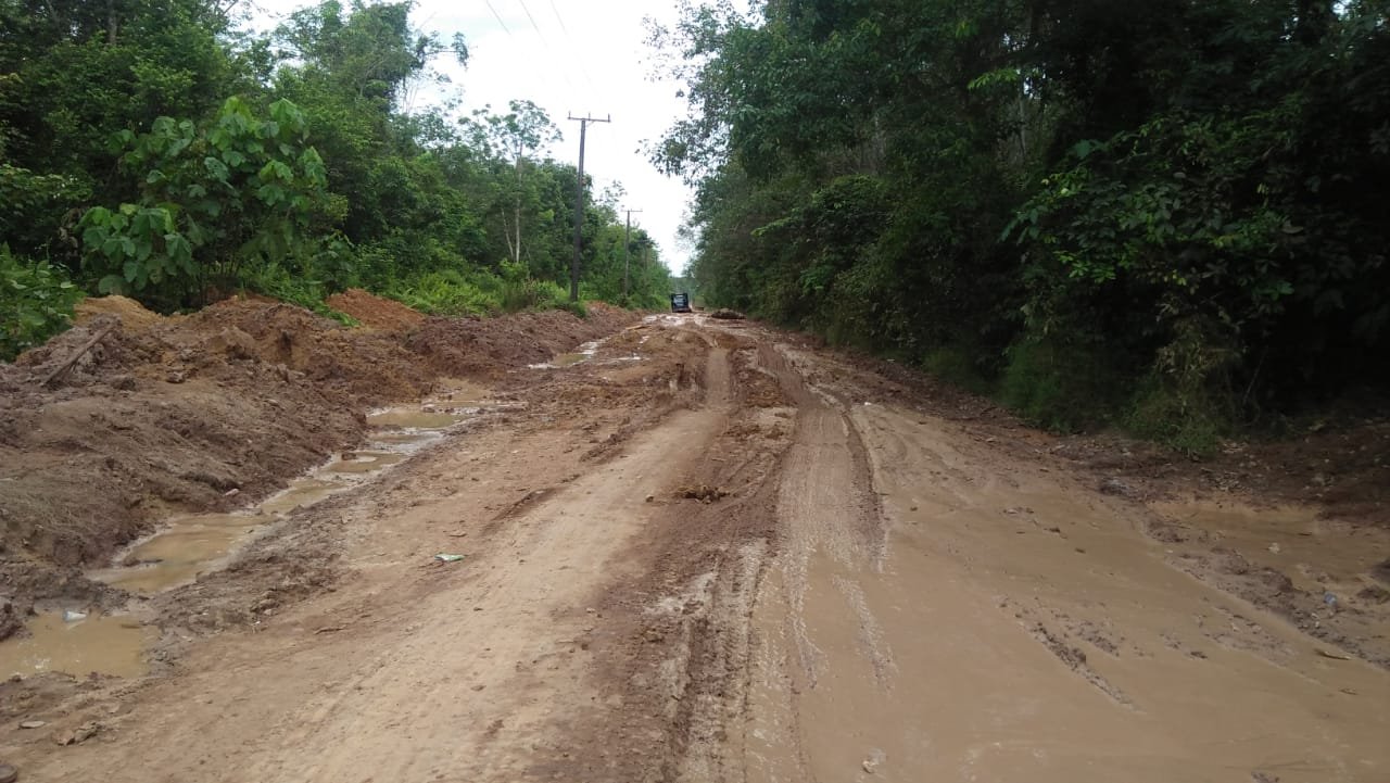 Akses Jalan Desa Talang Daya OKI, Berlumpur Saat Hujan Deras Turun