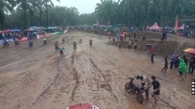Caption: Suasana Lintasan HIC Padang Tujuh di tengah medan berlumpur yang menantang, Para pembalap berjuang menaklukkan trek basah yang licin akibat diguyur hujan seharian. (Saipen/Jadikabar.com)