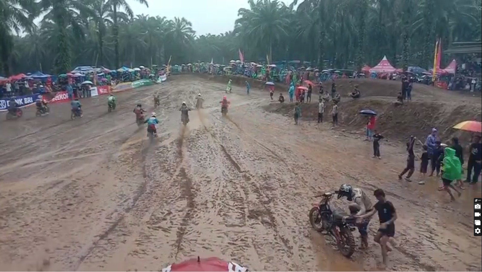 Caption: Suasana Lintasan HIC Padang Tujuh di tengah medan berlumpur yang menantang, Para pembalap berjuang menaklukkan trek basah yang licin akibat diguyur hujan seharian. (Saipen/Jadikabar.com)