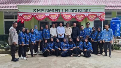 Polsek Muara Kuang Dampingi Kegiatan Pembagian Bantuan PIP oleh Anggota DPR RI di SMP Negeri 1 Muara Kuang