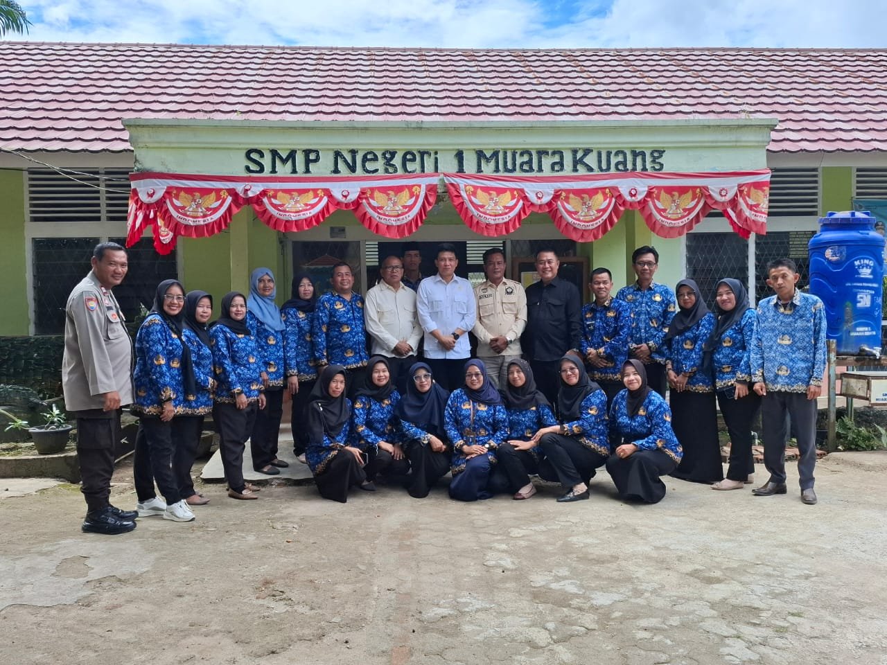 Polsek Muara Kuang Dampingi Kegiatan Pembagian Bantuan PIP oleh Anggota DPR RI di SMP Negeri 1 Muara Kuang