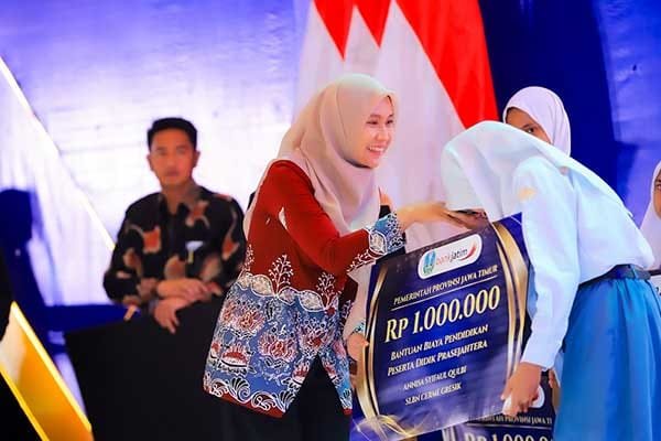 Sri Wahyuni Wakil Ketua DPRD Jawa Timur, Sambutan Positif Program Bantuan Biaya Pendidikan Peserta Didik untuk Warga Kurang Mampu Tahun 2025