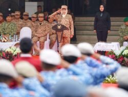 Khofifah Pimpin Upacara Bela Negara, Tegaskan Persatuan Kunci Indonesia Maju